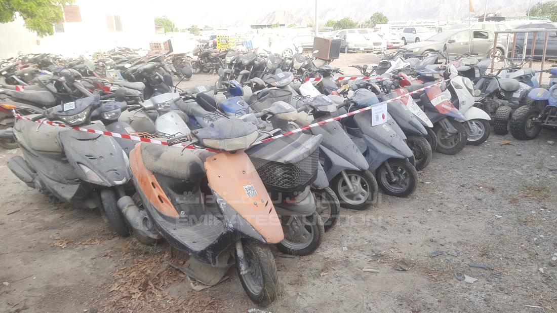20 Scooter - Scrap without document — Front Right Angle — Photo 18