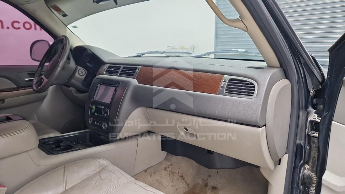 2007 GMC Yukon — Front Right Passenger Dashboard View — Photo 28
