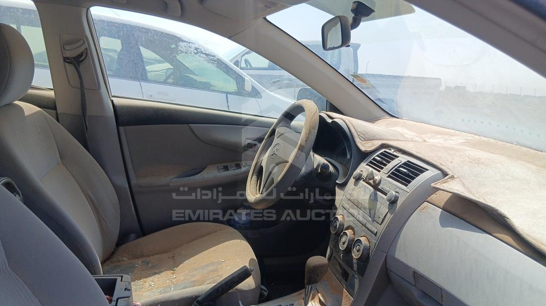 تويوتا كورولا 2012 — زاوية الراكب الأمامي للمقعد — صورة 21