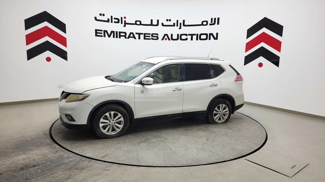 2015 Nissan X-Trail — Front Left Angle — Photo 7