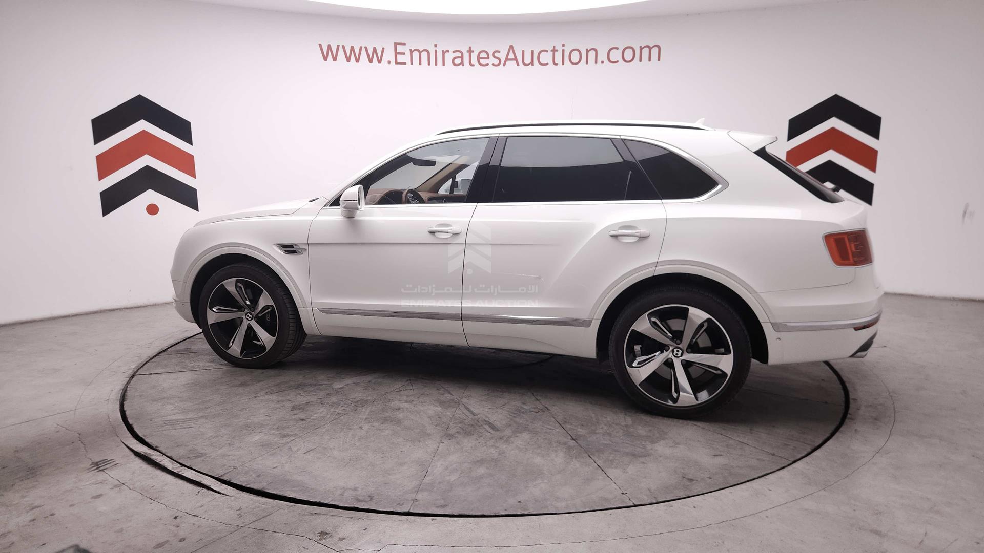 2017 BENTLEY BENTAYGA VIN: SJAAB1ZV8HC015778
