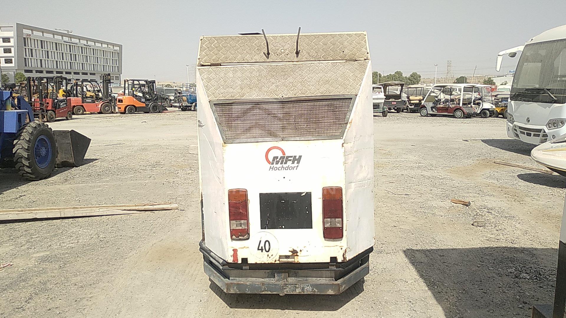 2000 ROAD CLEANING MACHINE --- VIN: 37592003961