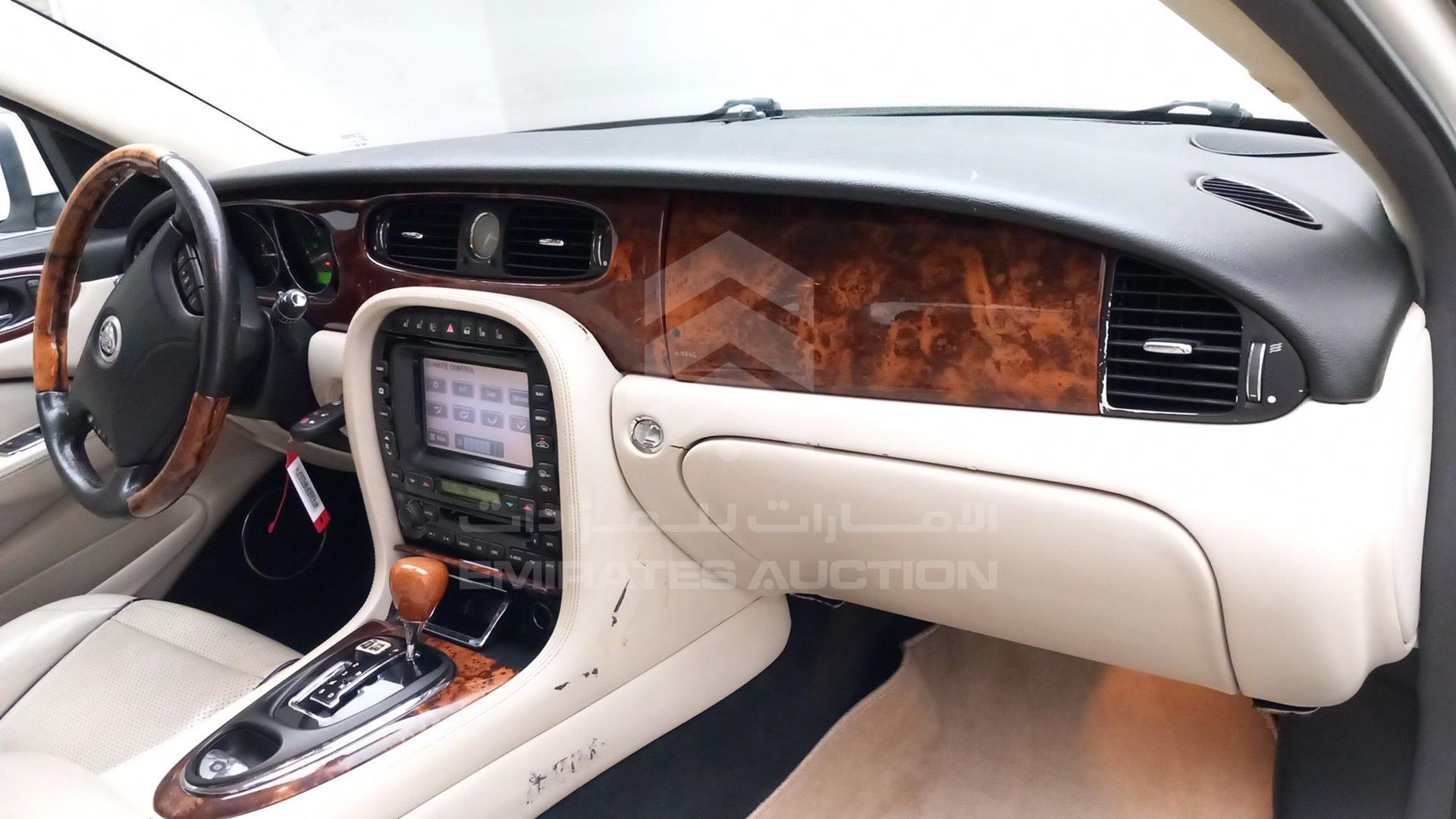 2008 JAGUAR X J 8 VIN: SAJAA89F58SH25430