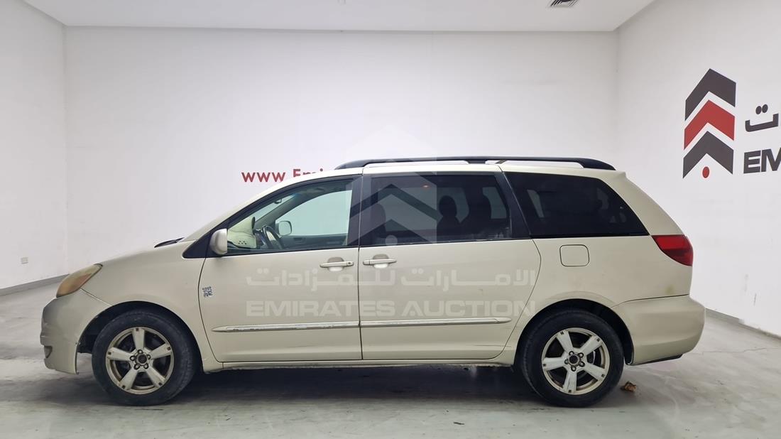 2004 Toyota Sienna — Front Left Angle — Photo 8