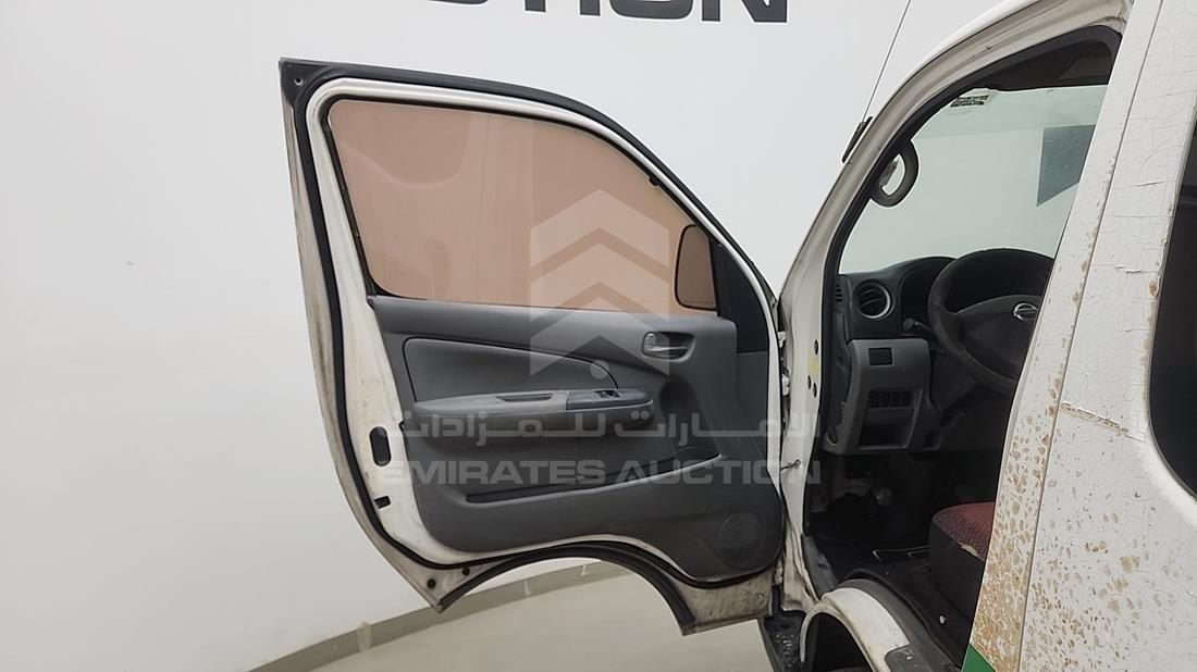نيسان أورفان 2015 — الباب الأمامي الأيسر — صورة 5