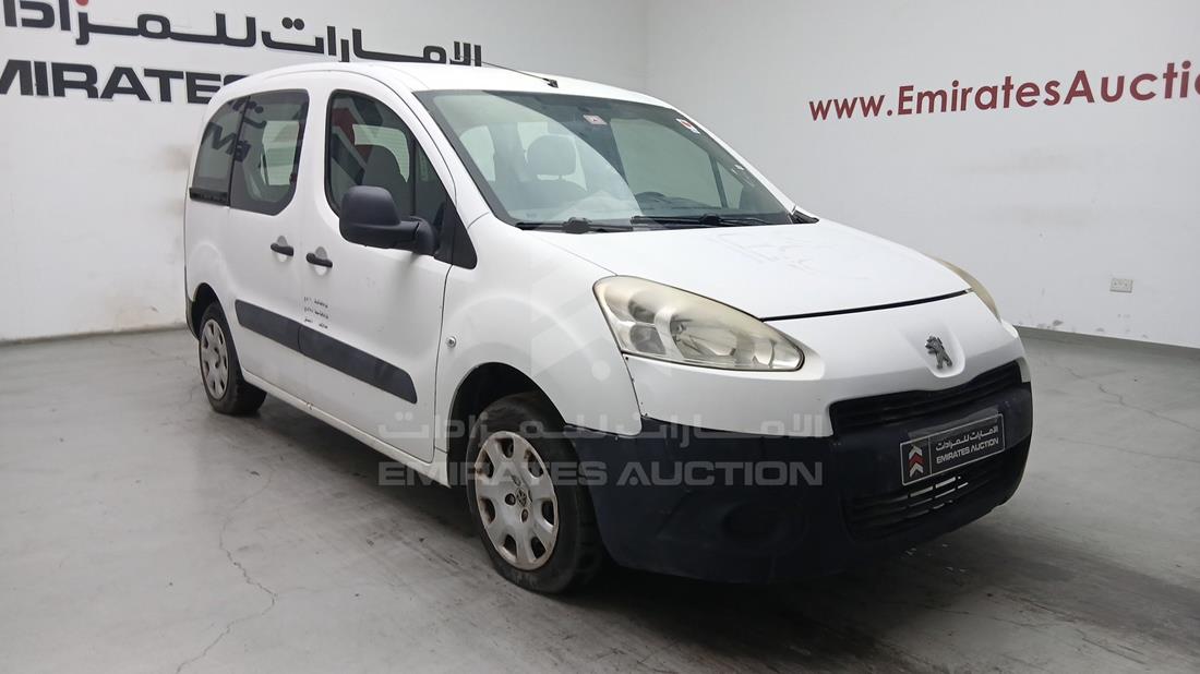 2015 Peugeot Partner — Front Right Angle — Photo 10