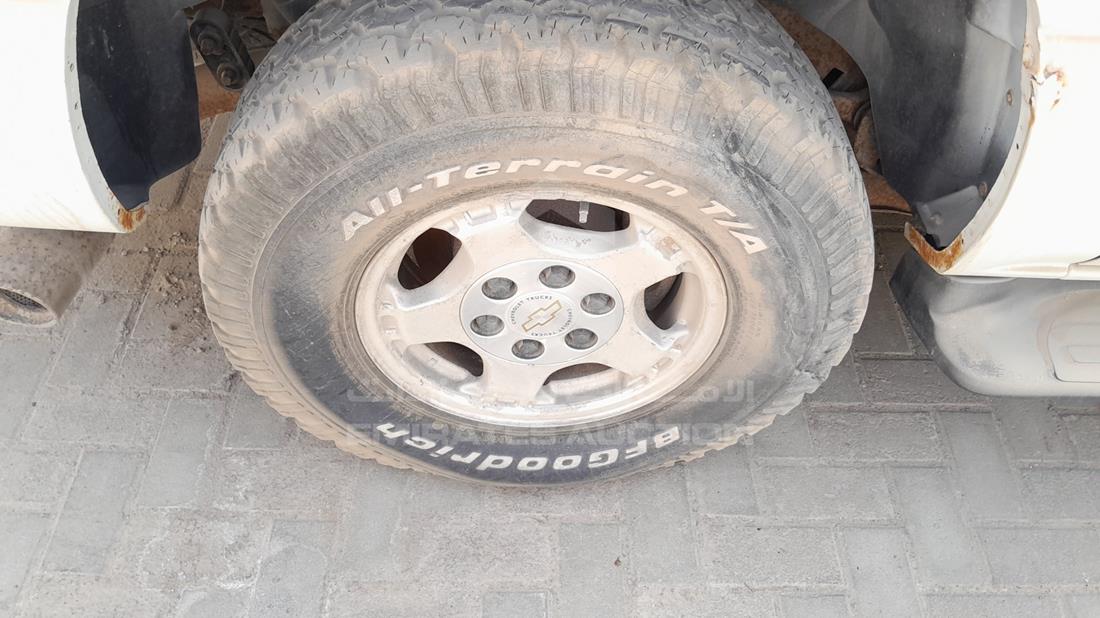 2004 GMC Suburban — Rear Right Tyre — Photo 30
