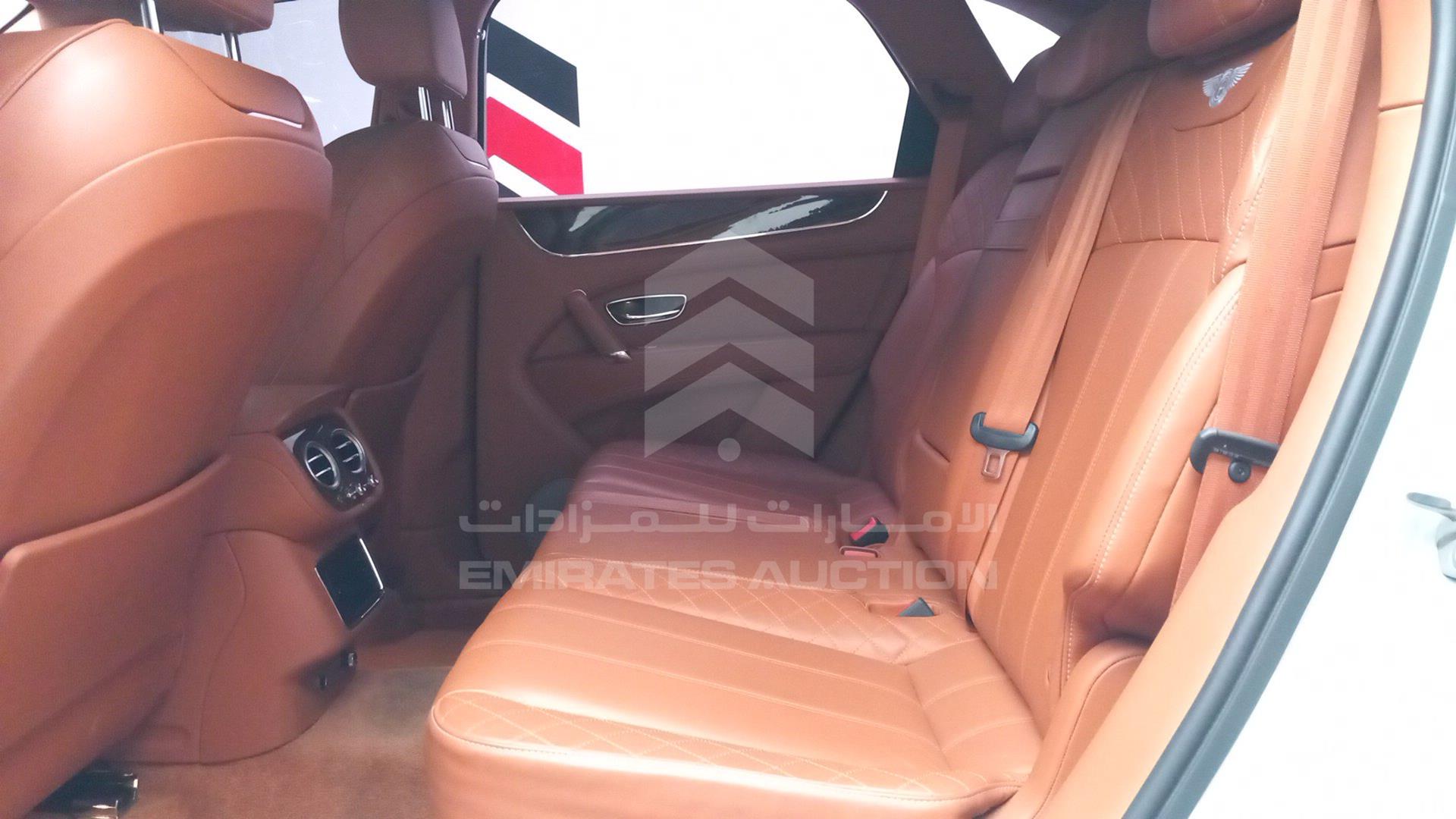 2017 BENTLEY BENTAYGA VIN: SJAAB1ZV5HC016676