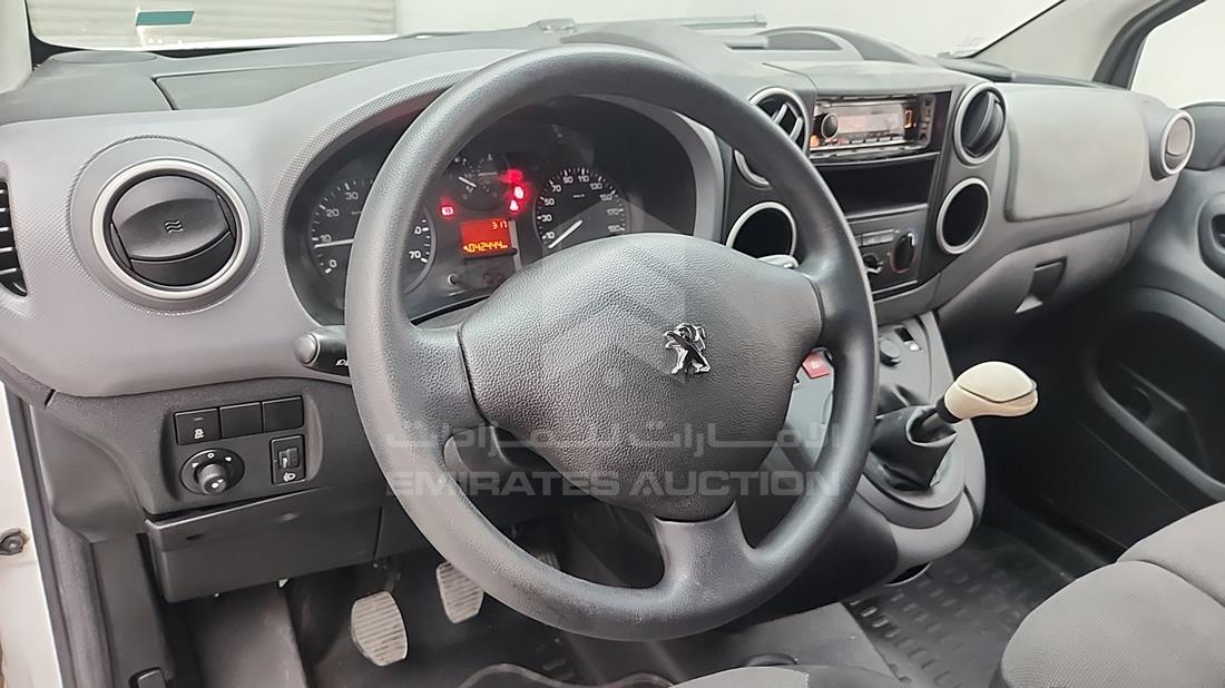 2019 Peugeot Partner — Steering & Mounted Controls — Photo 16
