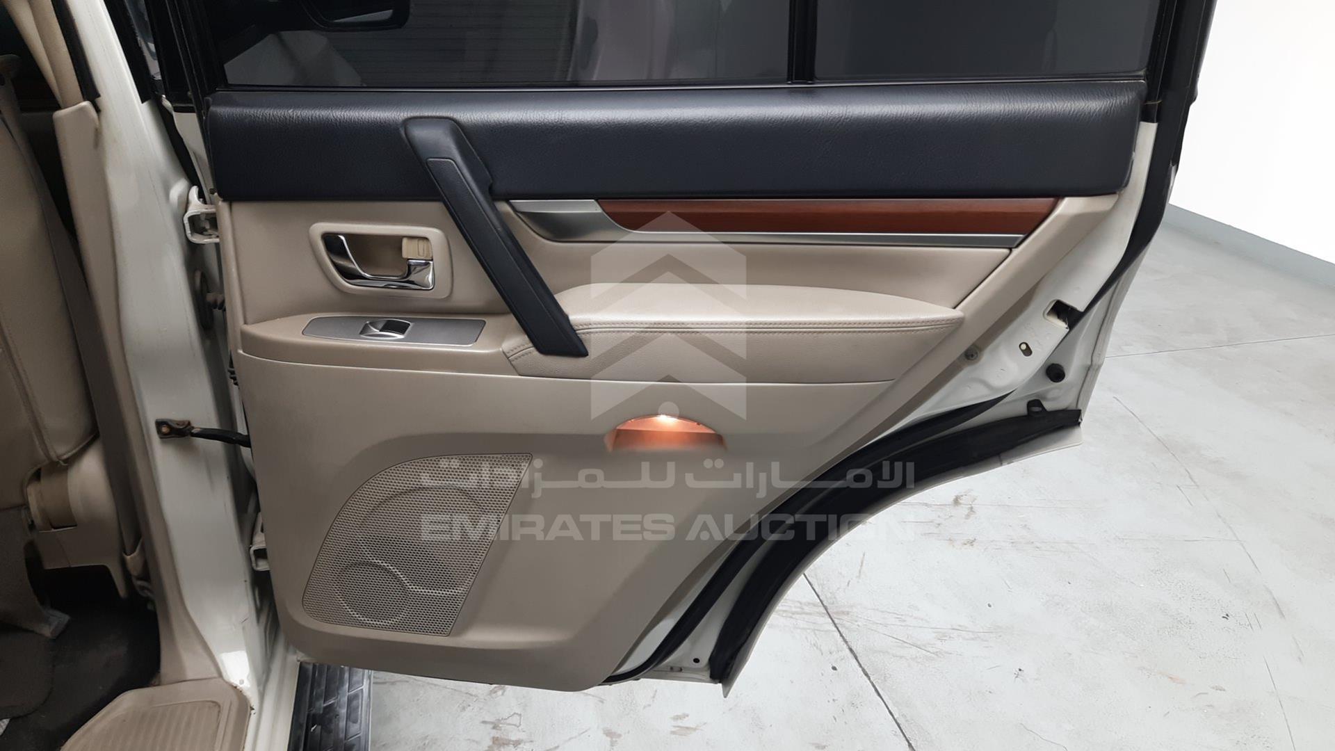 2008 MITSUBISHI PAJERO VIN: JMYLRV93W8J728895
