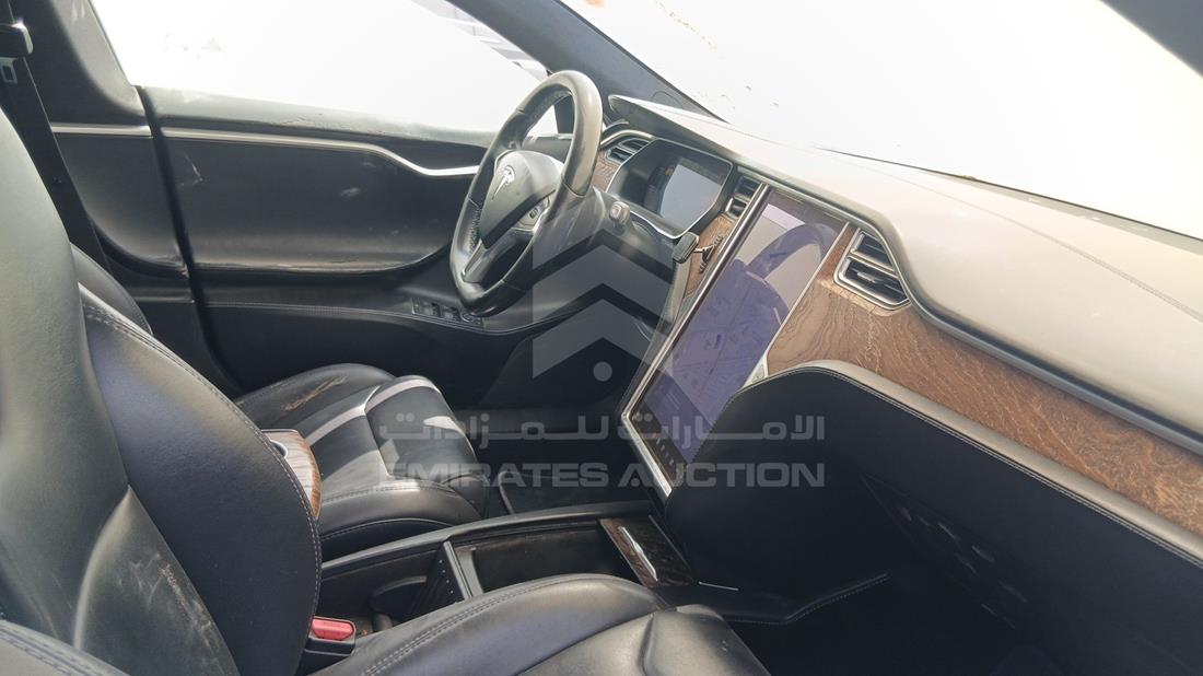 تيسلا موديل اس 2018 — زاوية الراكب الأمامي للمقعد — صورة 23