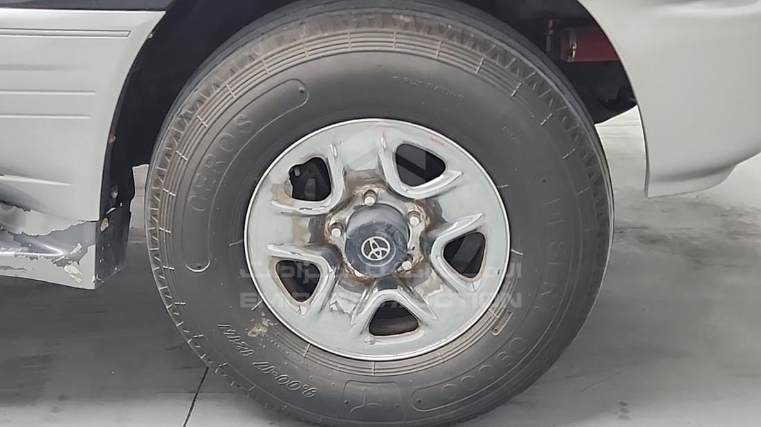 2002 Lexus LX 470 — Front Right Tyre — Photo 31