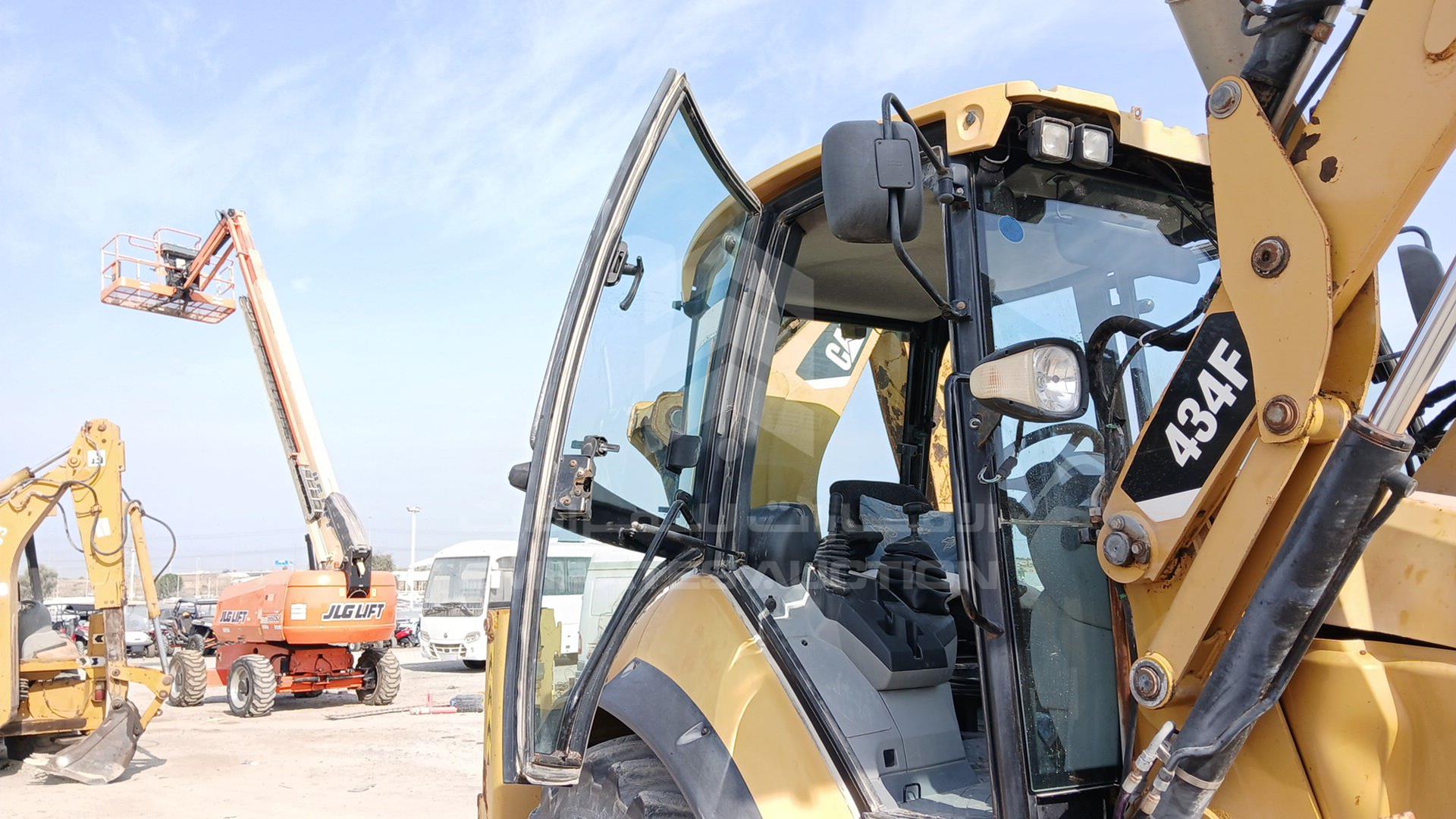 2013 CATERPILLAR --- VIN: CAT0434FJLDH00154