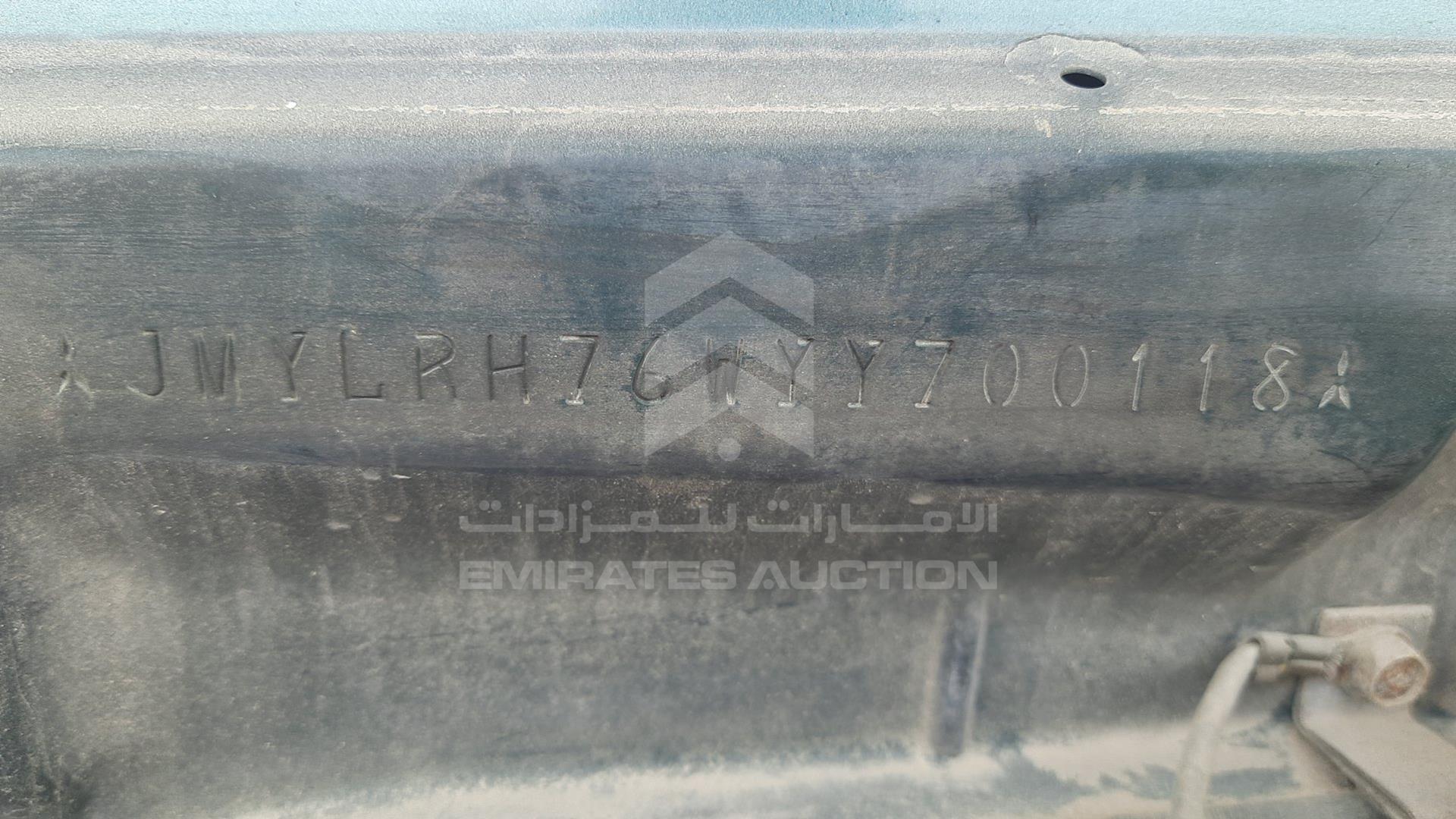 2000 MITSUBISHI PAJERO VIN: JMYLRH76WYY700118