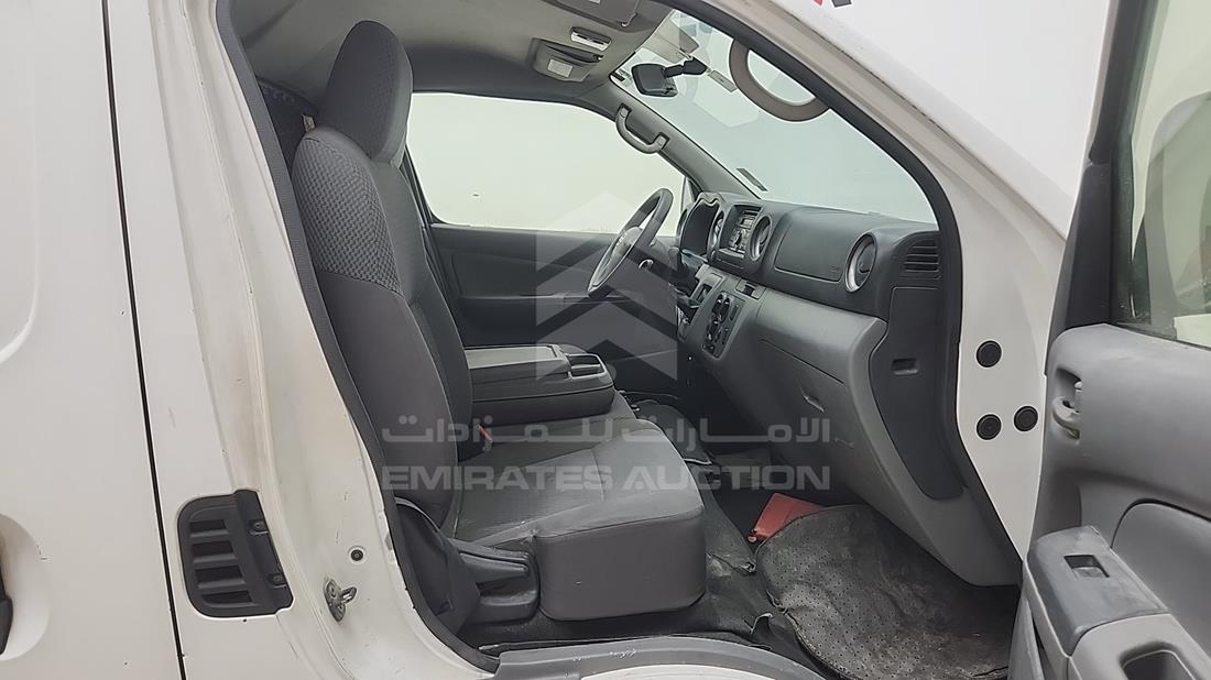 نيسان أورفان 2016 — زاوية الراكب الأمامي للمقعد — صورة 17