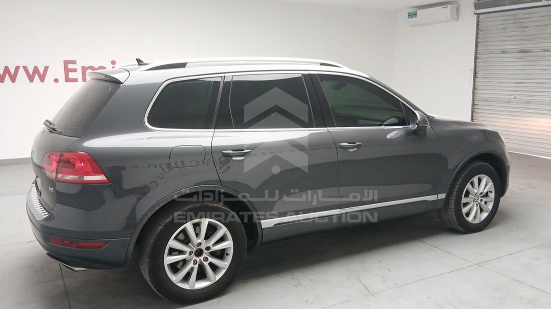 2014 Volkswagen Touareg — Rear Right Angle — Photo 10