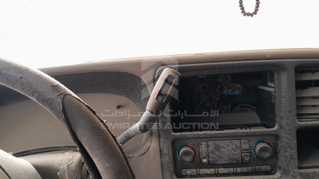 2004 GMC Suburban — Gear View — Photo 17