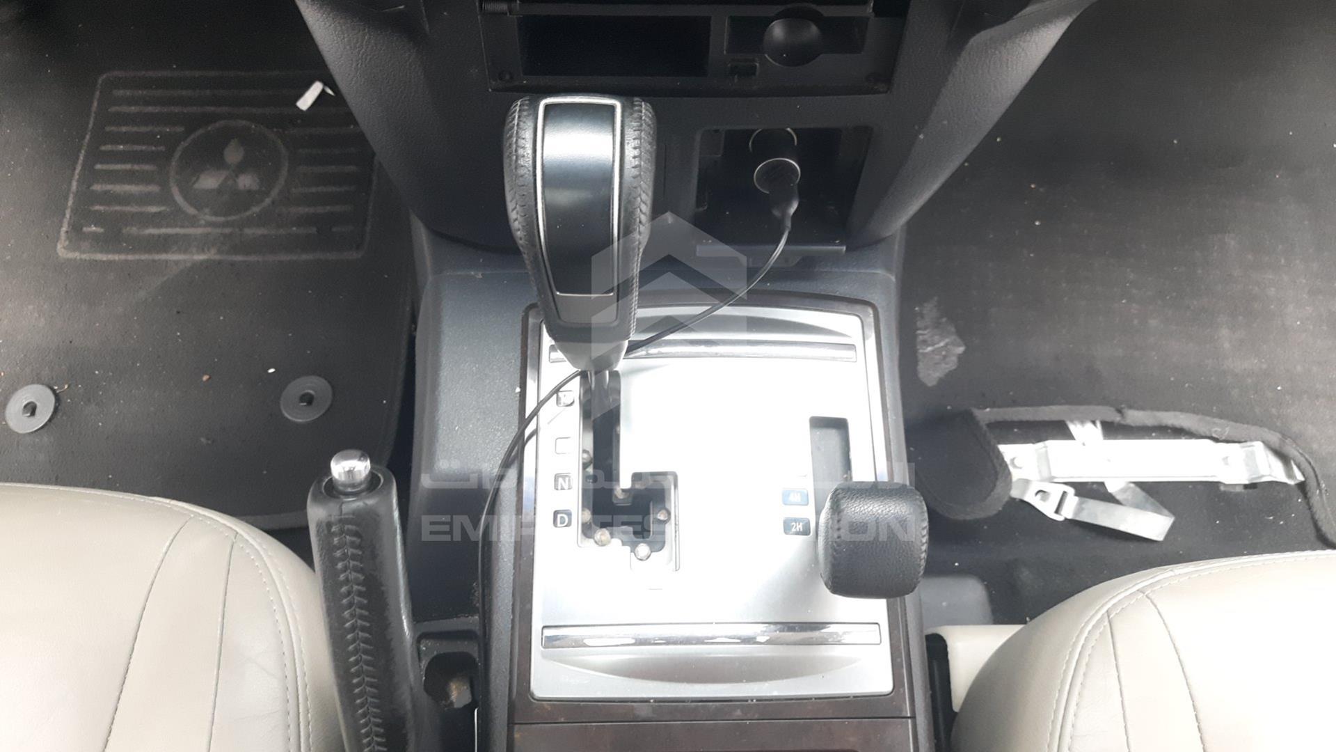 2011 MITSUBISHI PAJERO VIN: JMYLRV95WBJ706153