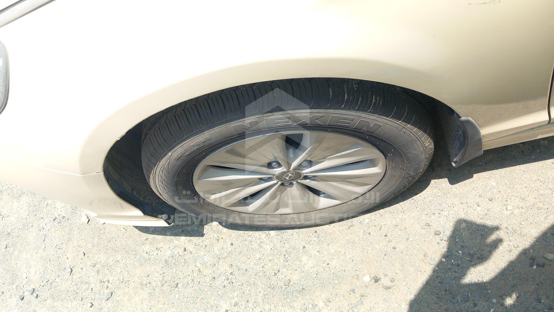 2018 HYUNDAI SONATA VIN: KMHE24137JA082137
