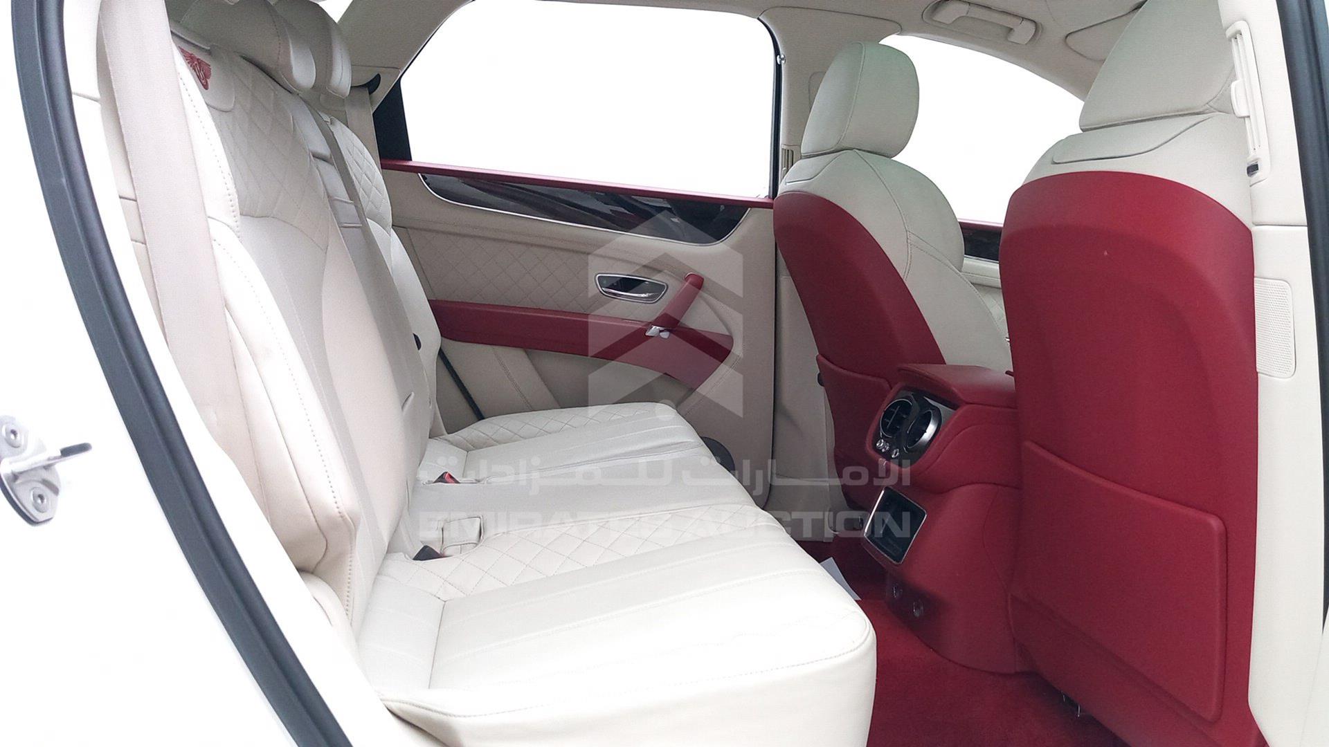 2018 BENTLEY BENTAYGA VIN: SJAAF1ZV8JC018402