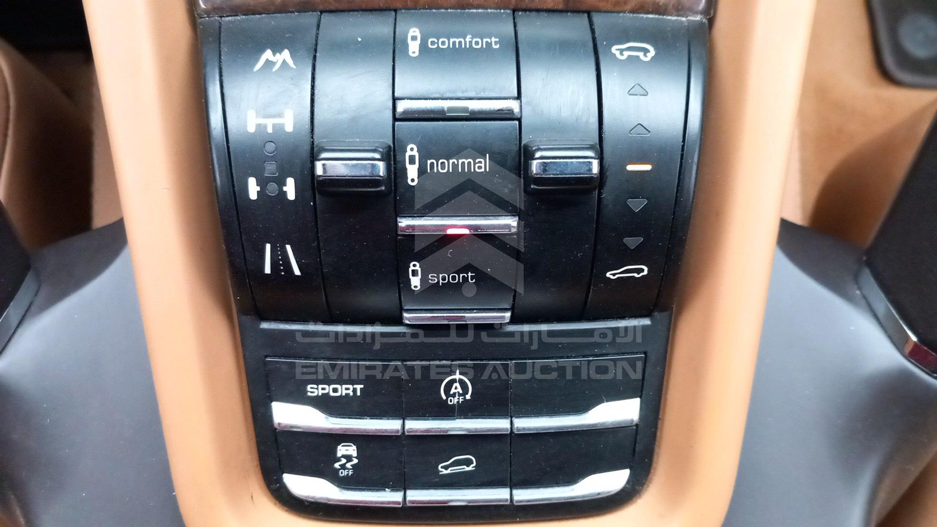 2013 PORSCHE CAYENNE GTS VIN: WP1ZZZ92ZDLA74142