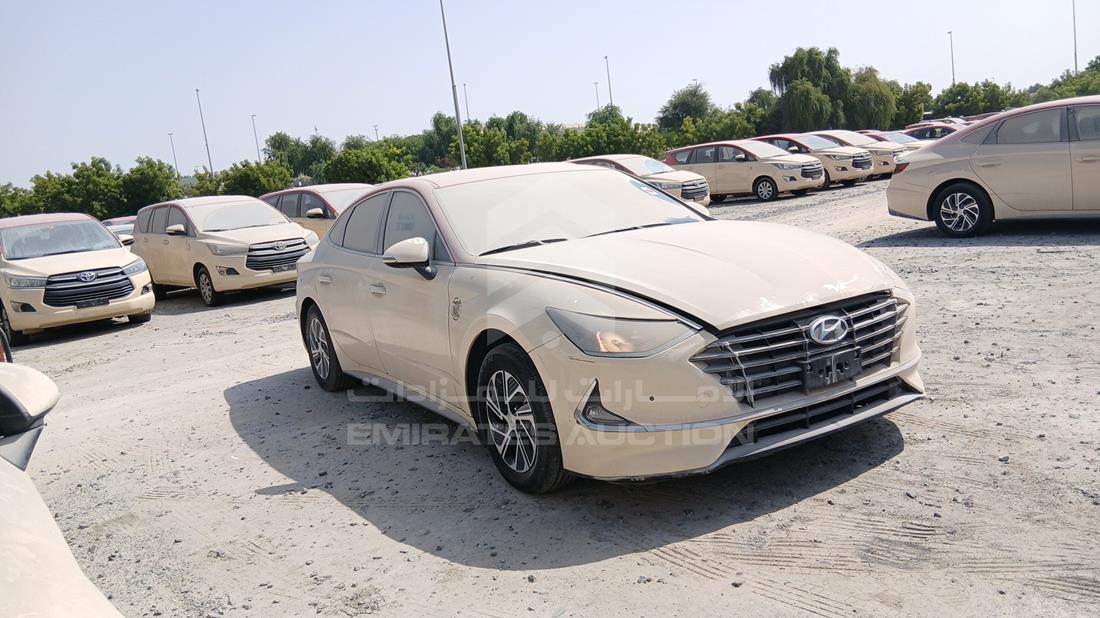 2021 Hyundai Sonata Hybrid — Front Right Angle — Photo 10