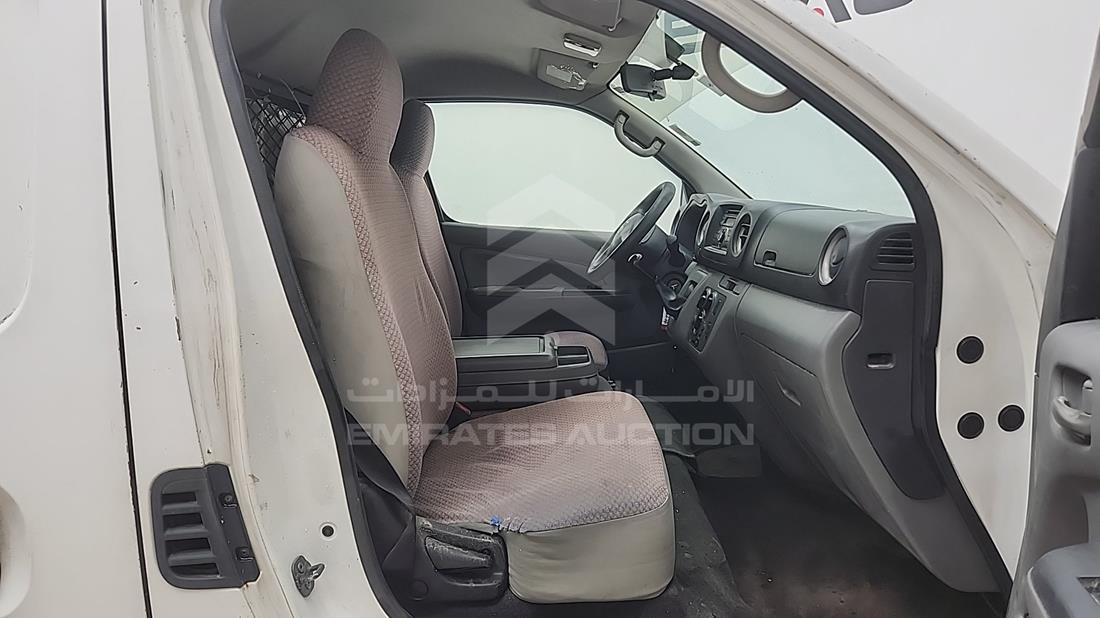 نيسان أورفان 2015 — زاوية الراكب الأمامي للمقعد — صورة 17