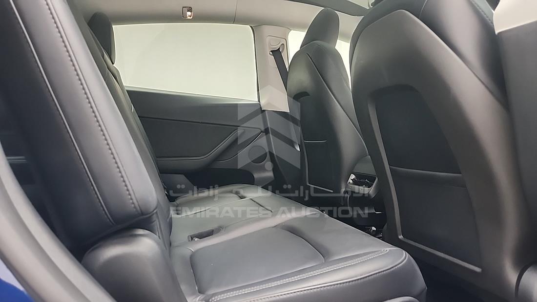 تيسلا Model Y 2024 — زاوية الراكب الخلفي اليمنى — صورة 25