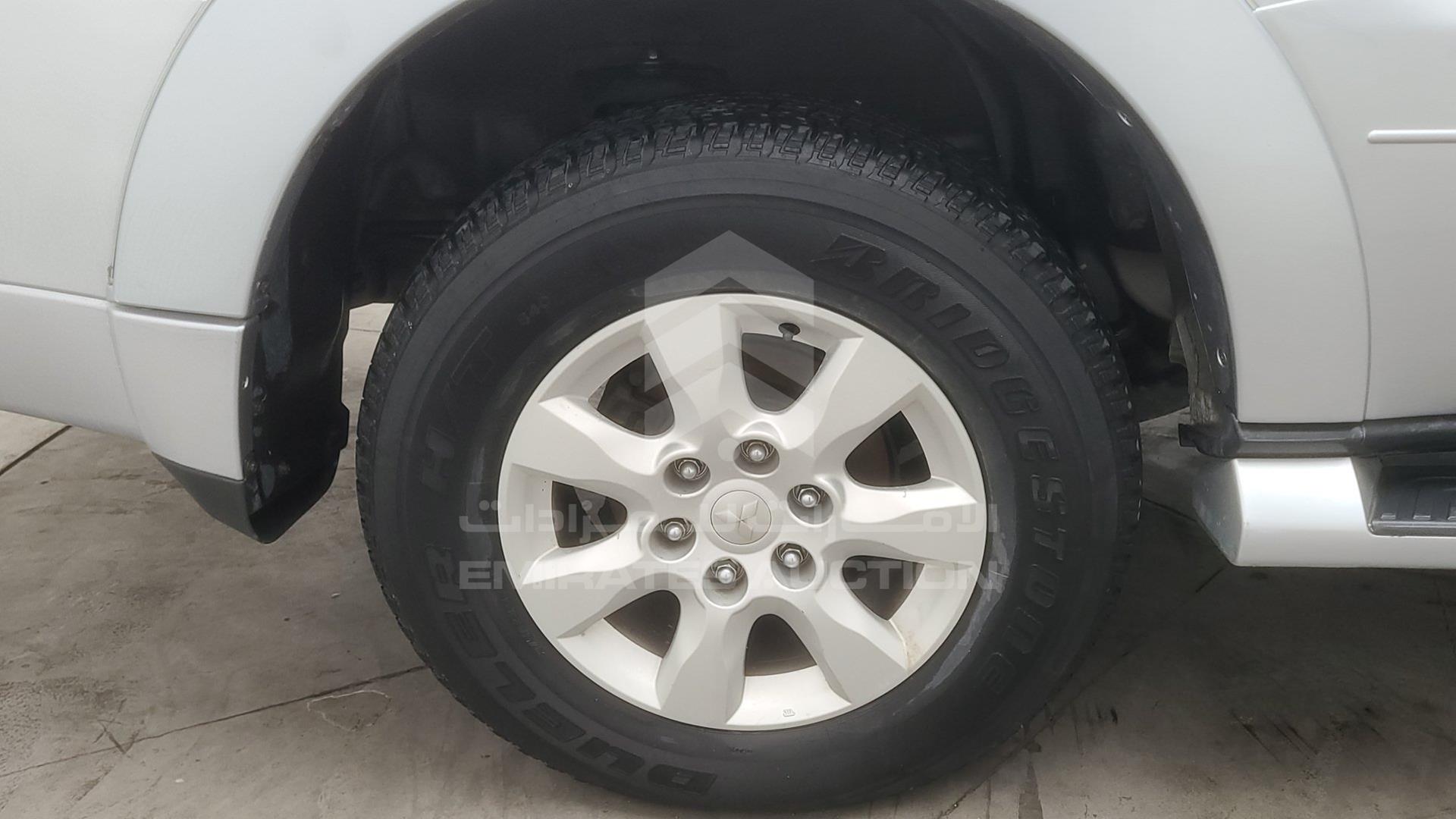 2011 MITSUBISHI PAJERO VIN: JMYLRV95WBJ704959