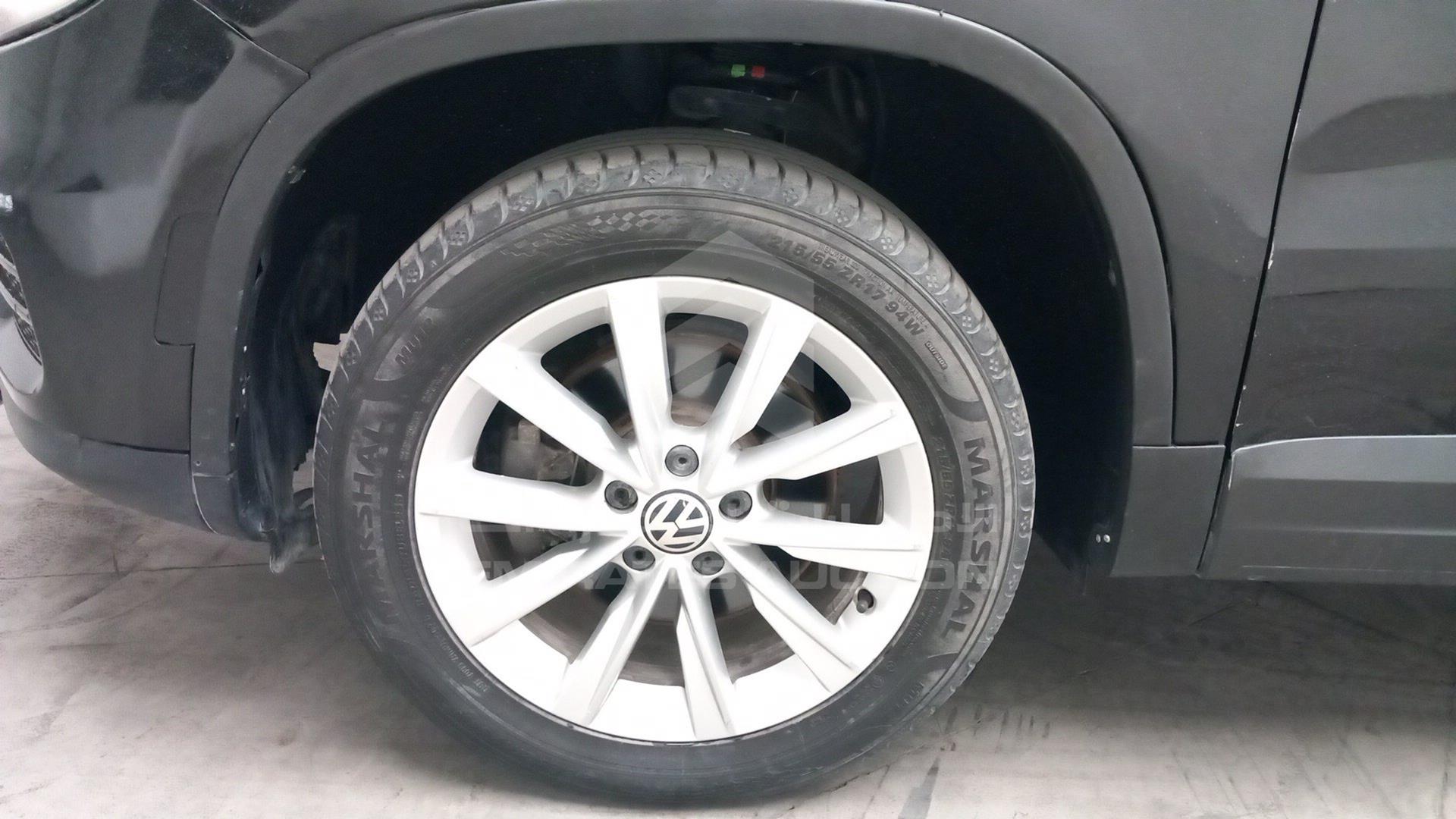 2017 VOLKSWAGEN TIGUAN VIN: WVGAV7AX1HK045504