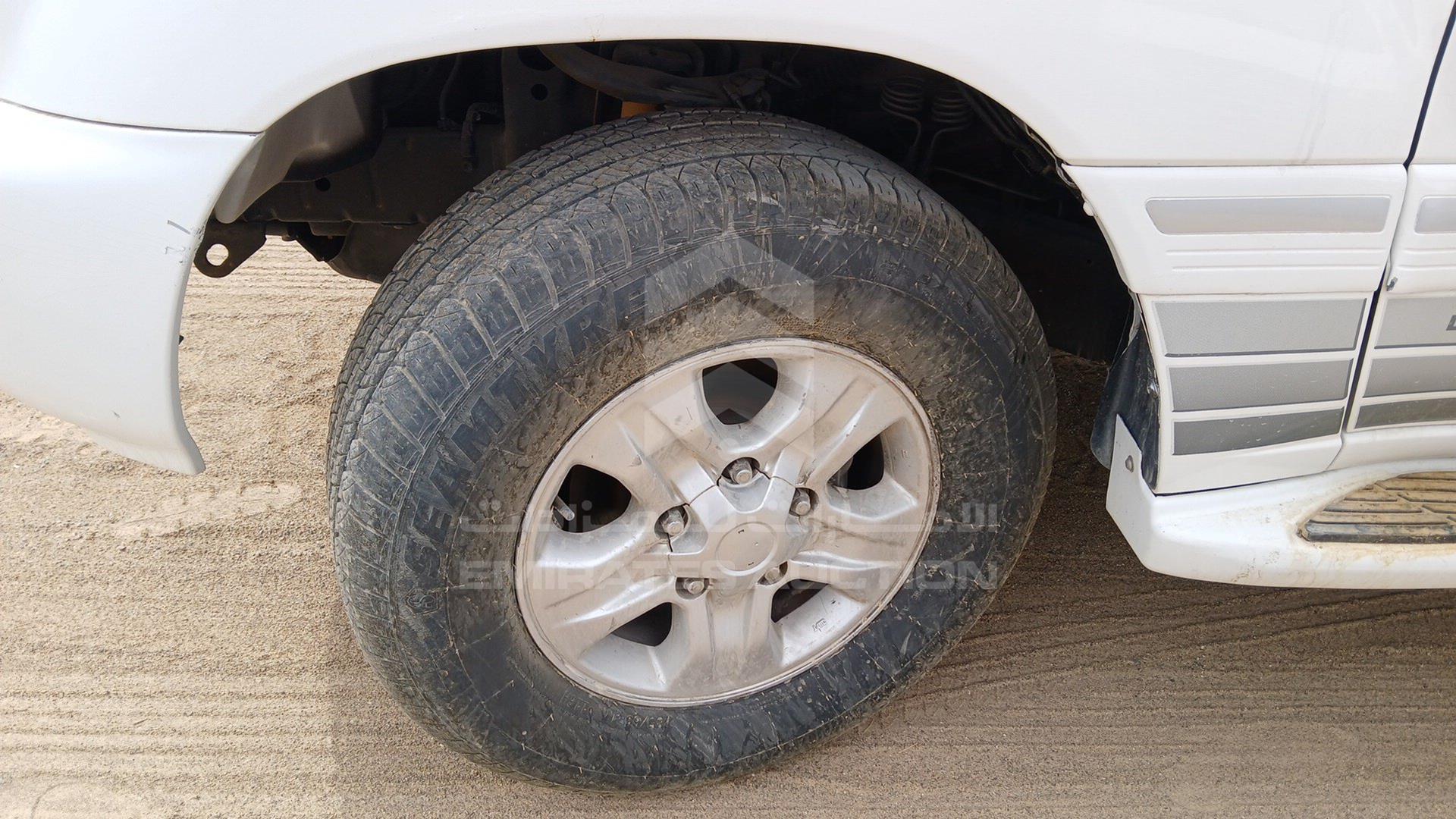2004 TOYOTA LAND CRUISER VIN: JTEHT05J942060151