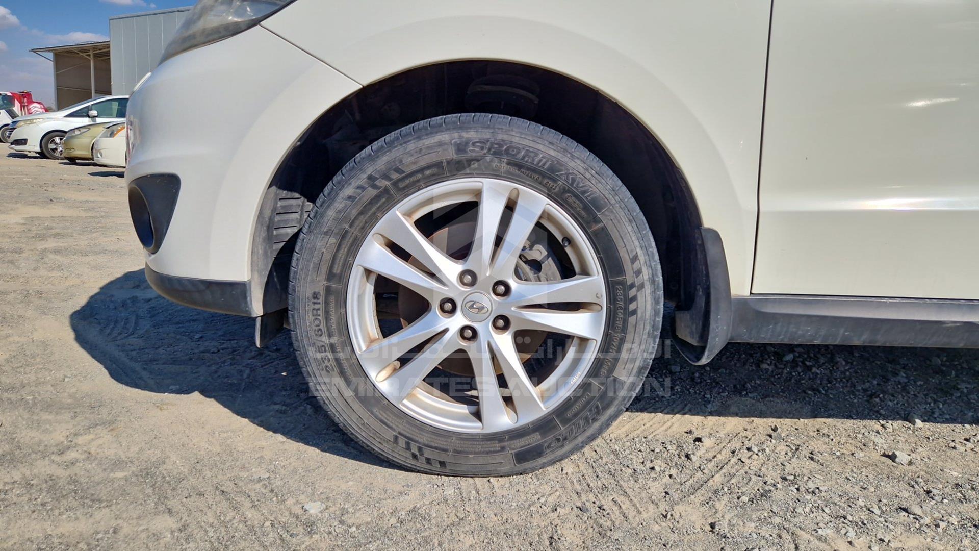 2011 HYUNDAI SANTA FE VIN: KMHSH81G6BU721605