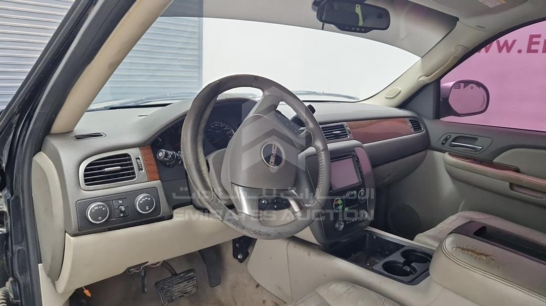 2007 GMC Yukon — Front Left Driver Dashboard View — Photo 13