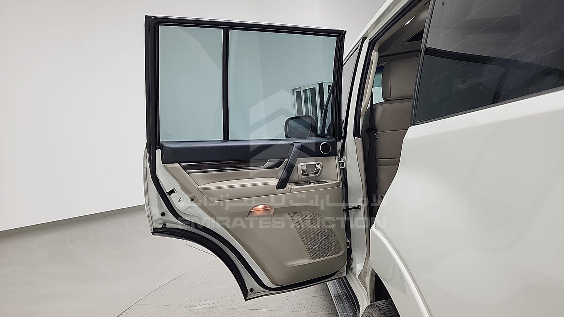 2010 MITSUBISHI PAJERO VIN: JMYLRV95WAJ716207