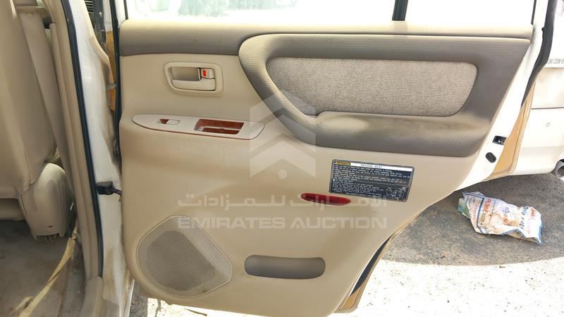 VIN: JTEHJ09J565123733 Auction: EmiratesAuction Lot: 404955 VIN: JTEHJ09J565123733 Toyota Land Cruiser 2006 WHITE Photo 22