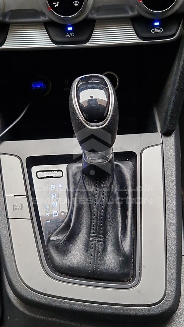 2019 HYUNDAI ELANTRA VIN: 5NPD74LFXKH421749