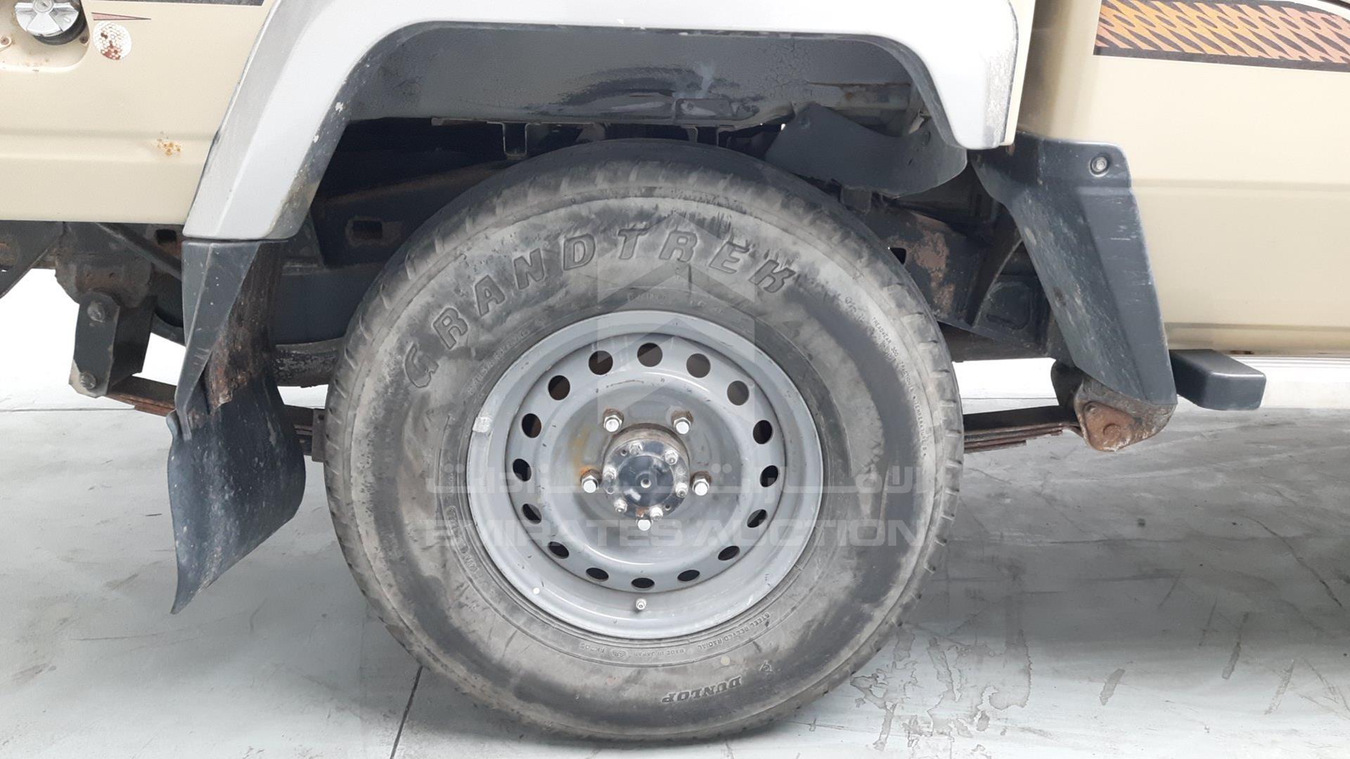 2015 TOYOTA LAND CRUISER VIN: JTFBU71J8F7004298