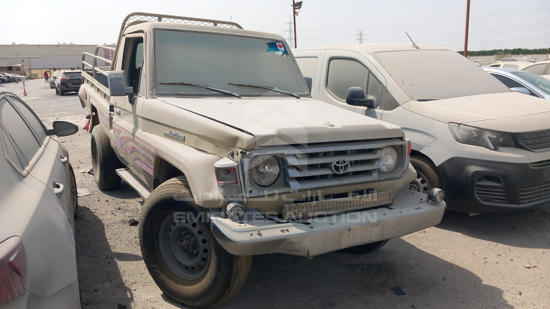 2002 Toyota Land Cruiser Pickup — Front Right Angle — Photo 9