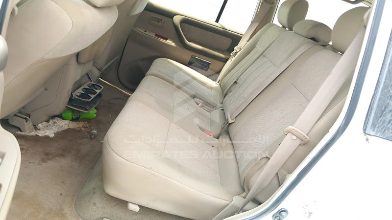 VIN: JTEHJ09J565123733 Auction: EmiratesAuction Lot: 404955 VIN: JTEHJ09J565123733 Toyota Land Cruiser 2006 WHITE Photo 19