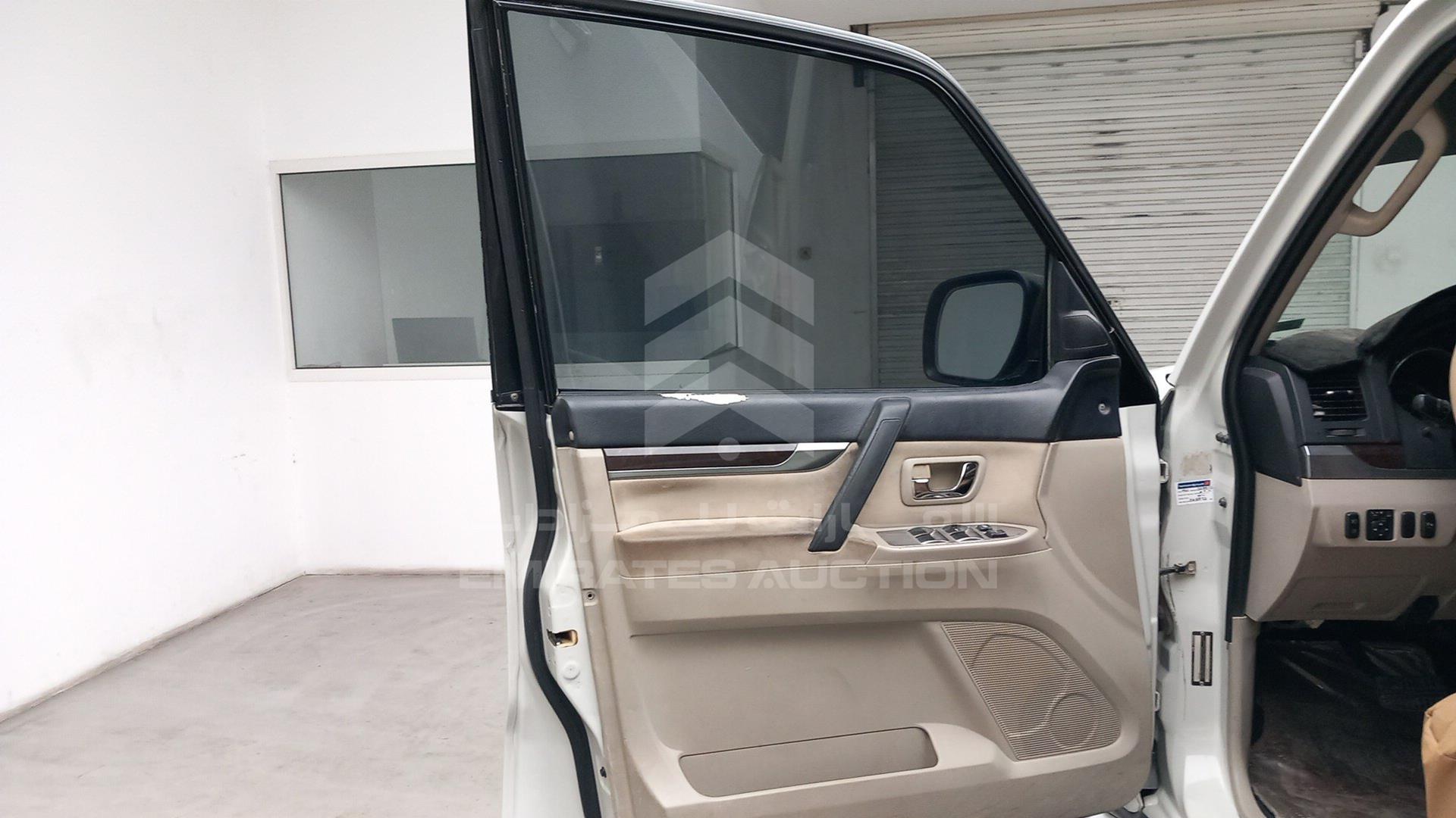 2011 MITSUBISHI PAJERO VIN: JMYLV97WB706495
