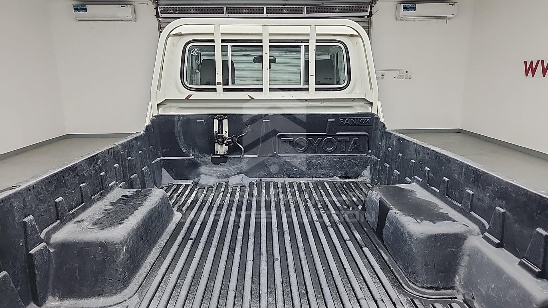 2013 TOYOTA LAND CRUISER PICKUP VIN: JTFLU73J6D4538691