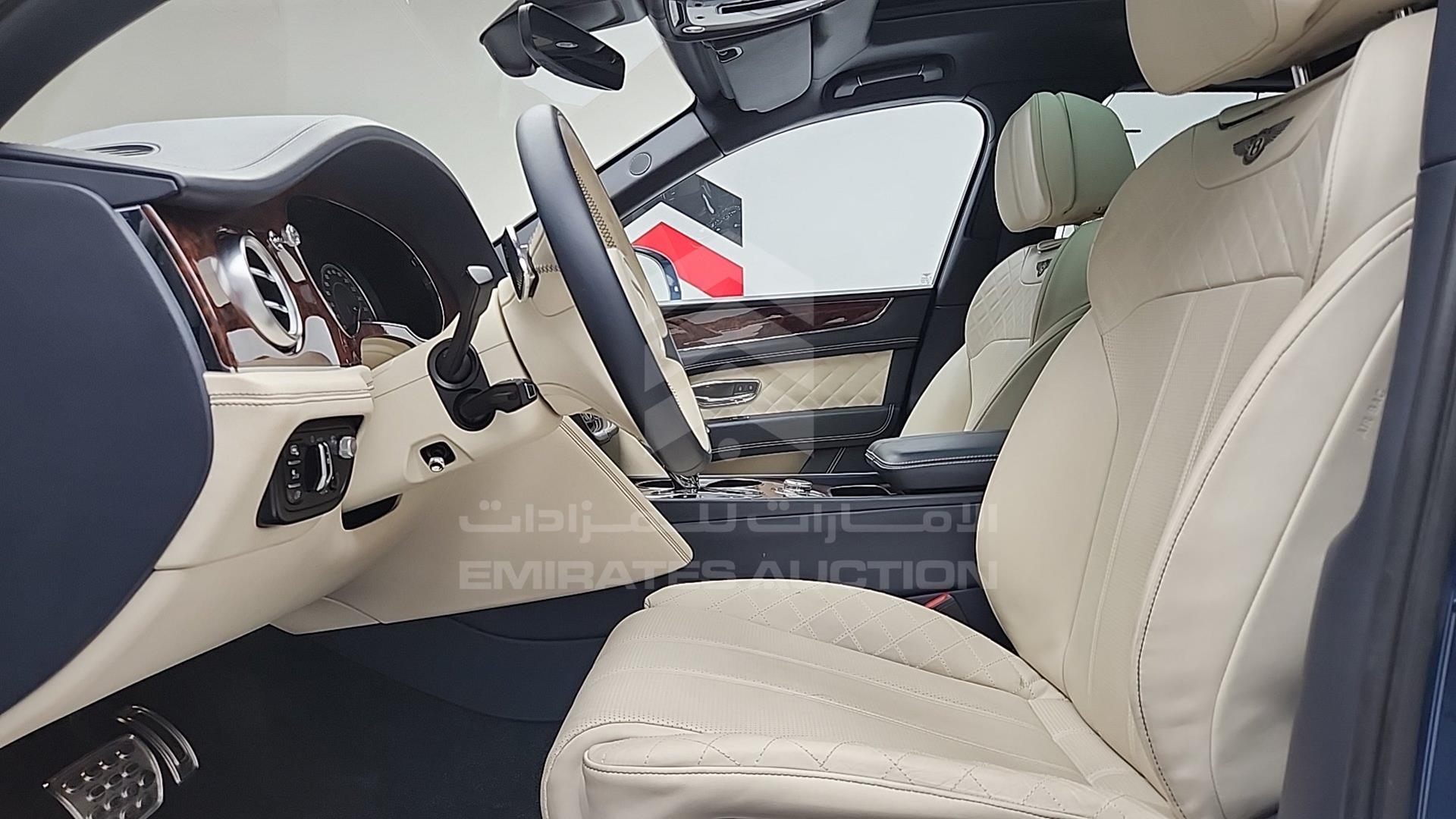 2017 BENTLEY BENTAYGA VIN: SJAAB1ZV0HC013457