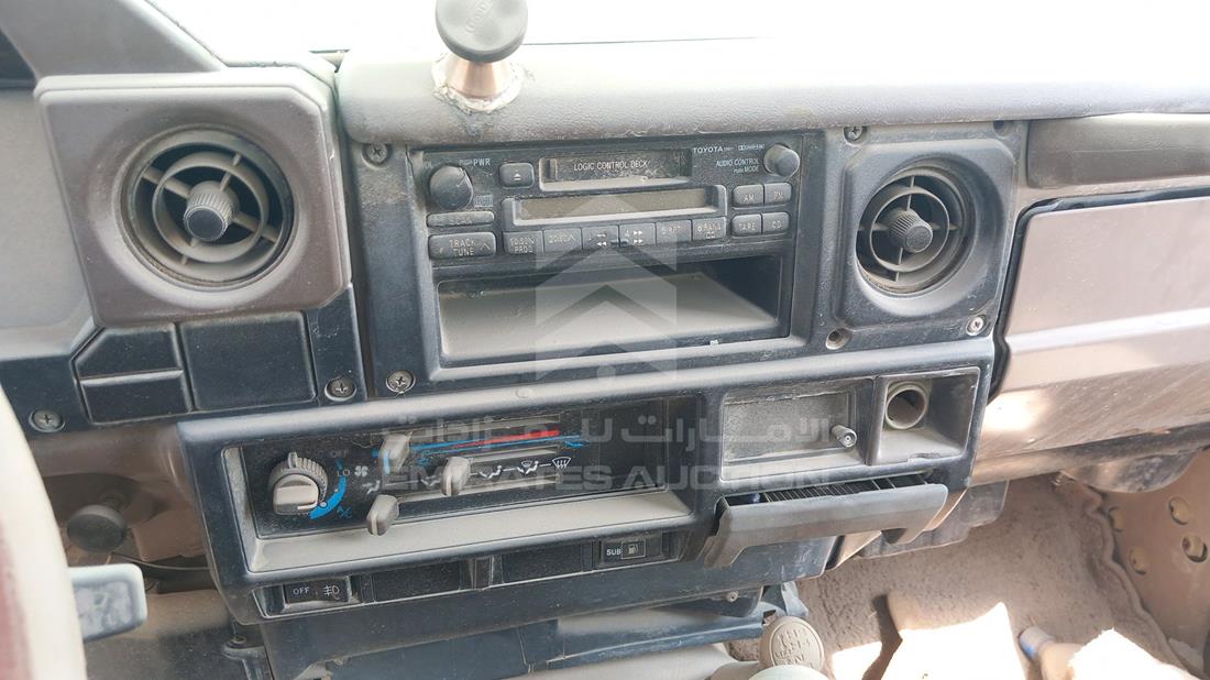2002 Toyota Land Cruiser Pickup — Entertainment Systems & Camera Monitor & Navigation — Photo 16