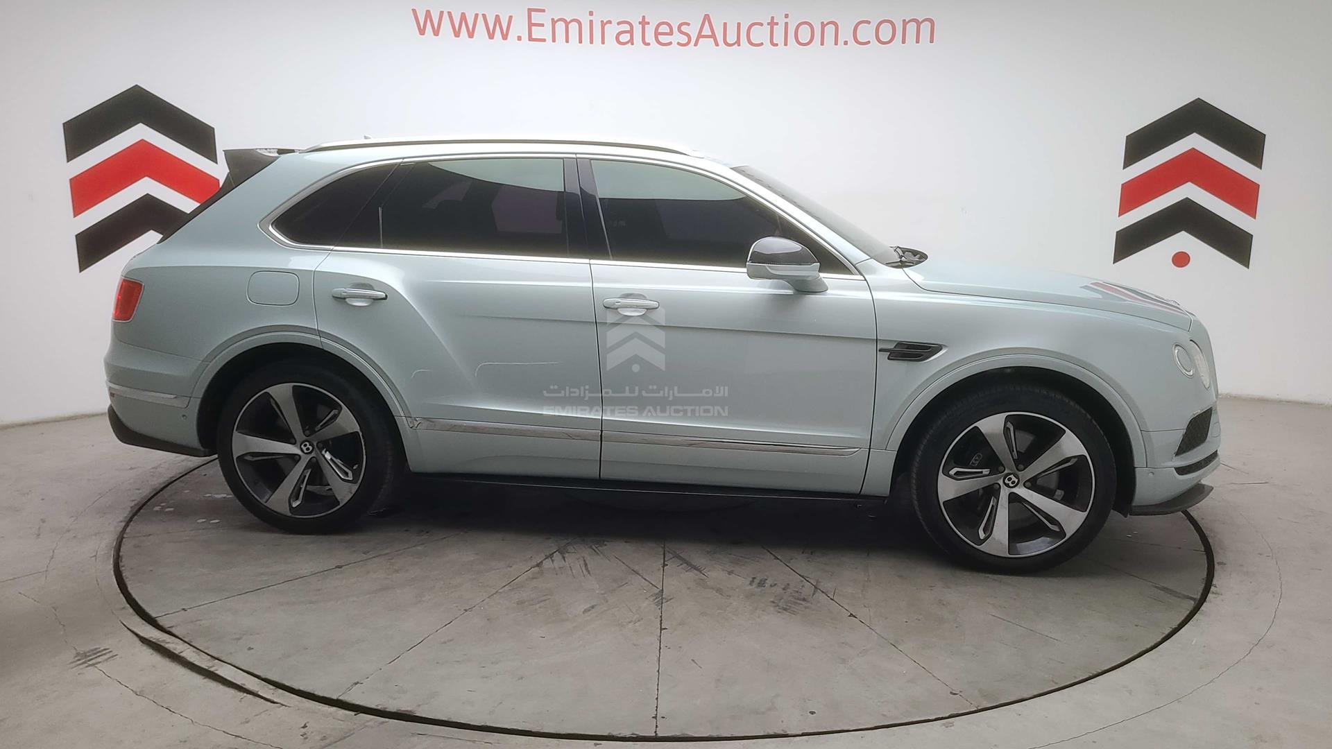 2017 BENTLEY BENTAYGA VIN: SJAAB1ZV5HC016676