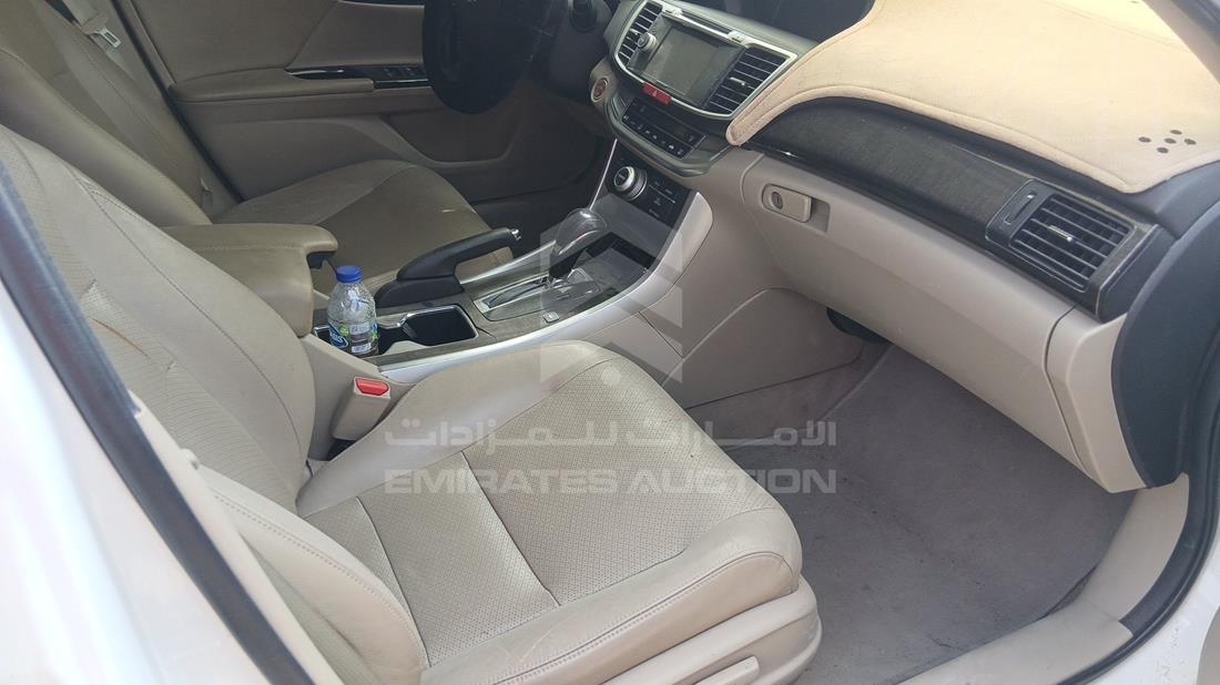 هوندا اكورد 2013 — زاوية الراكب الأمامي للمقعد — صورة 24
