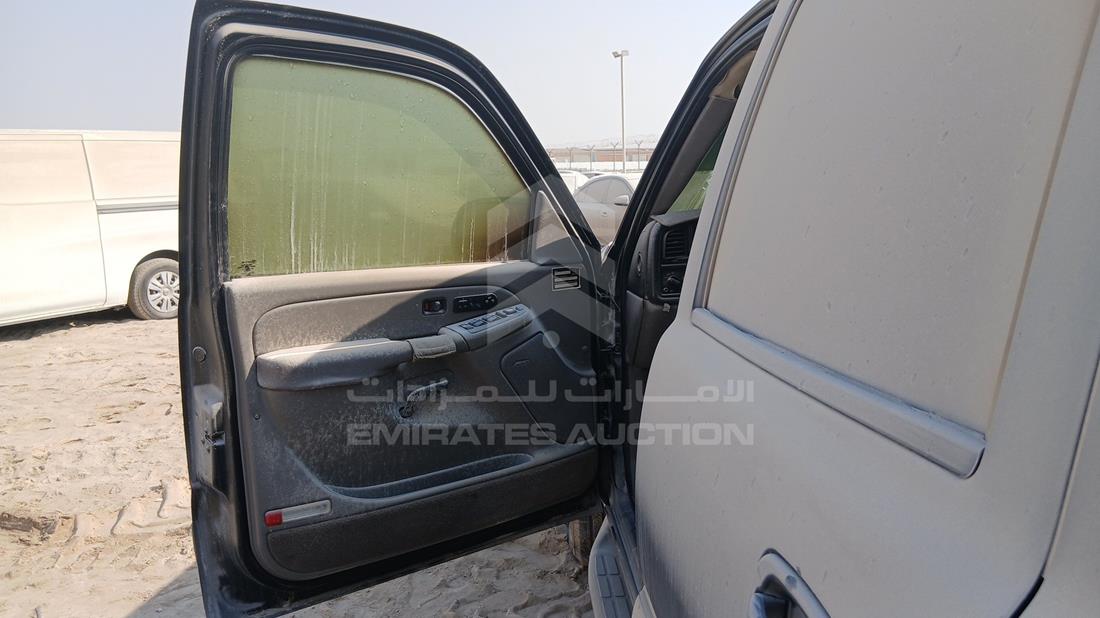 2005 GMC Yukon — Front Left Door — Photo 10