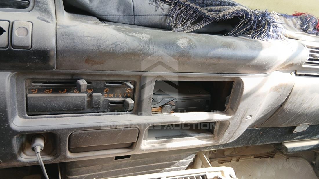2000 Isuzu NPR — Entertainment Systems & Camera Monitor & Navigation — Photo 16
