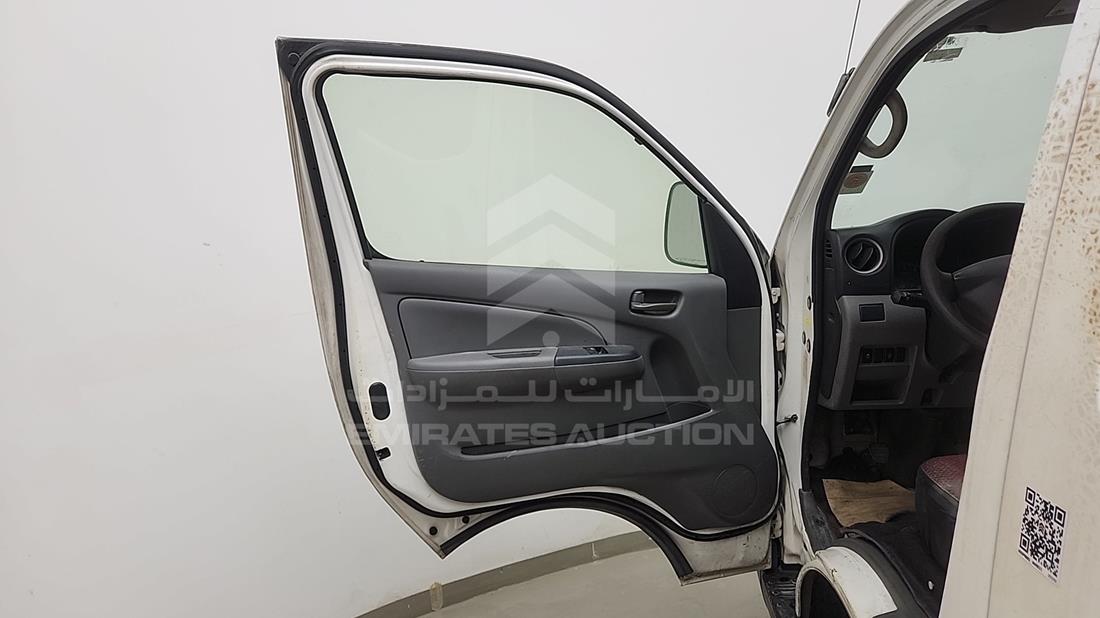 نيسان أورفان 2017 — الباب الأمامي الأيسر — صورة 5