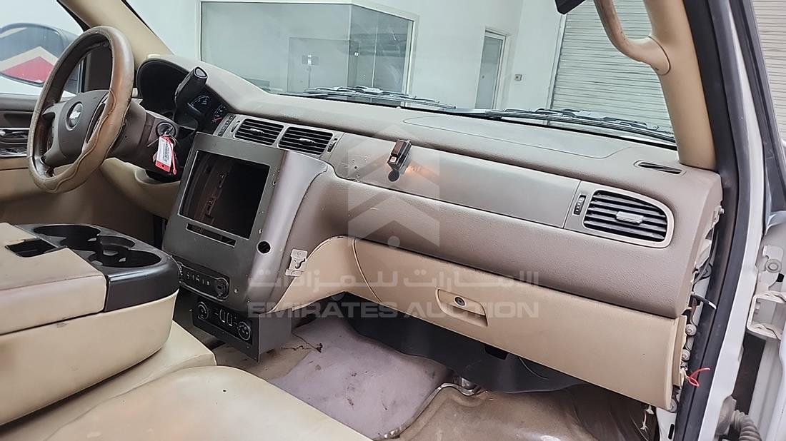2010 Chevrolet Tahoe — Front Right Passenger Dashboard View — Photo 25