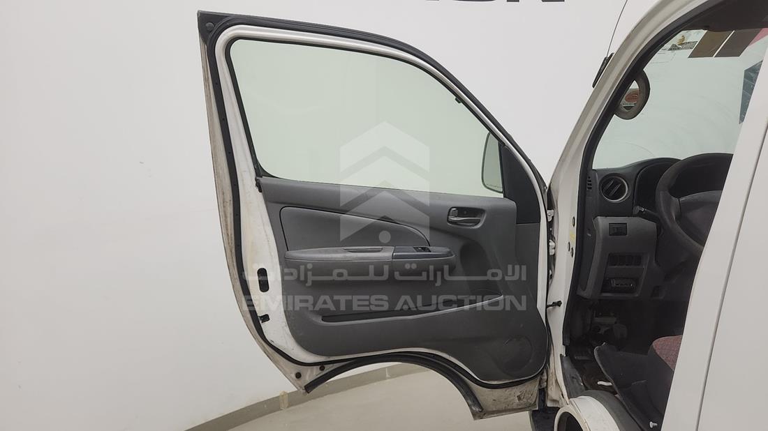 نيسان أورفان 2013 — الباب الأمامي الأيسر — صورة 5